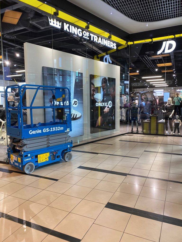 Genie GS-1932m saxlift på opgave i Fields Shopping Center