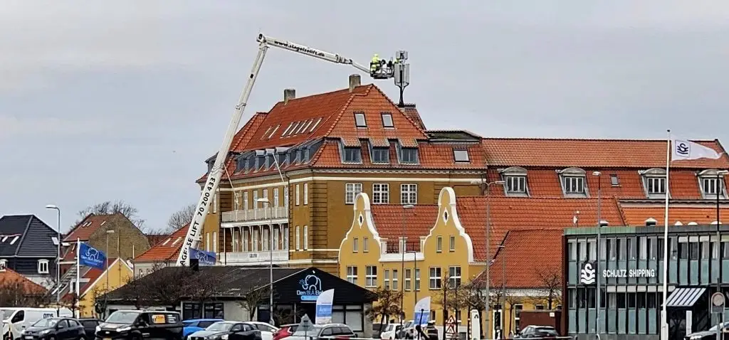 Lastbillift giver adgang til mobilantenne på bygning