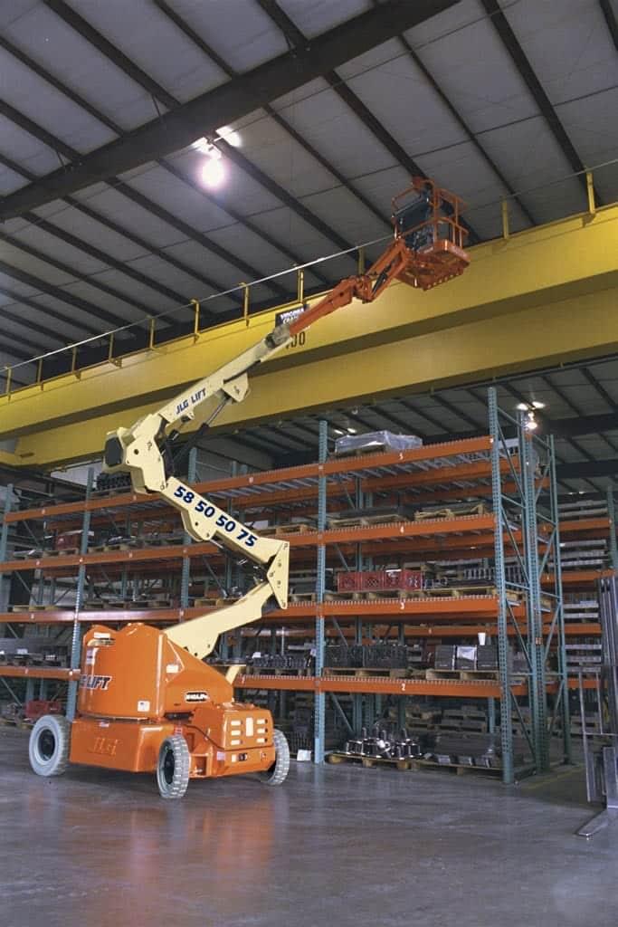 Bomlift JLG E400 AJPN på arbejde i lagerhal