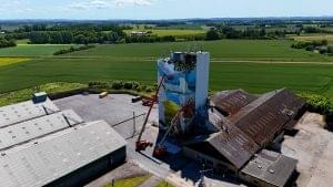 Stort Mega Art kunstværk ved Gislinge vest for Holbæk